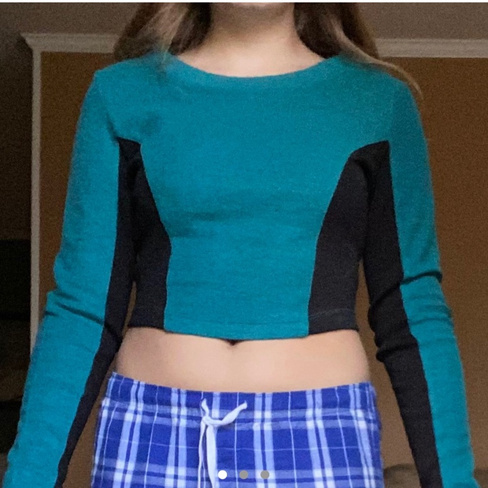 “UO Nikita Fleece Cropped Top”